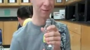 одним глатком выпил бутылку воды