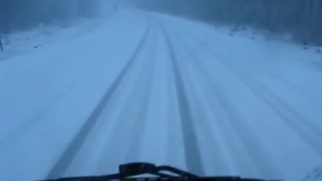 Японский грузовик в гололед обходит Лексус смотреть онлайн