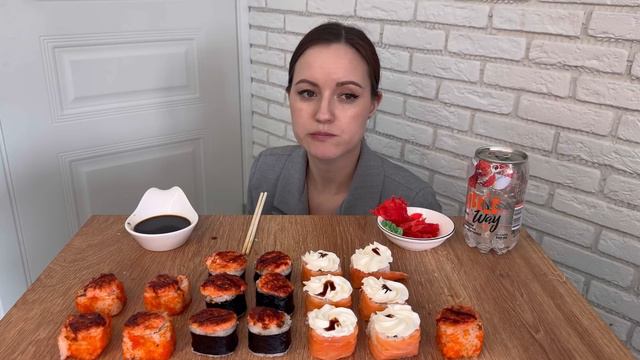 МУКБАНГ РОЛЛЫ ФИЛАДЕЛЬФИЯ  ЗАПЕЧЕННЫЕ С КУРИЦЕЙ СУШИ
