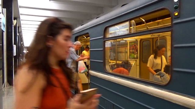 Электропоезд 81-717/714.5 "Номерной" №71 на обновлённой станции метро Каширская, ЗЛ смотреть онлайн