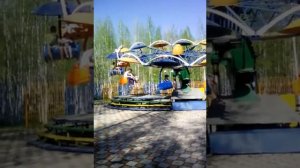 Участники аттракциона "Орбита" зависли в воздухе
