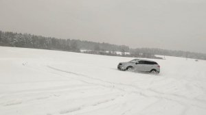 Джили в снегу.