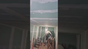 поклейка бумажных лент на стыки гкл с помощью банджо и унифлот)