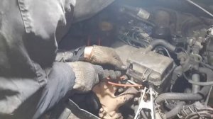 Болт обошелся сорвался на крышке головки блока цилиндров Рено Логан. Как открутить? Один из способо