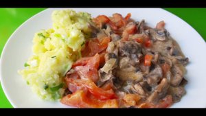 Что приготовить на обед быстро и просто? Ароматный грибной гуляш из шампиньонов.