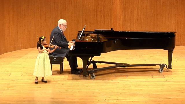 Schubert "The Bee" by 7-year-old violinist смотреть онлайн