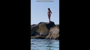 Прыгнула со  скалы