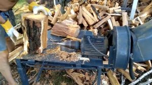 Конусный дровокол в работе .