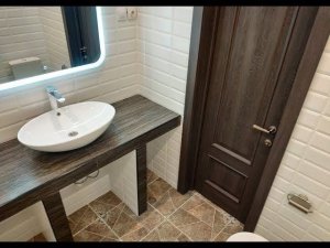 Идея дизайна Душевая Кабина в ванной Столешница из плитки под раковину