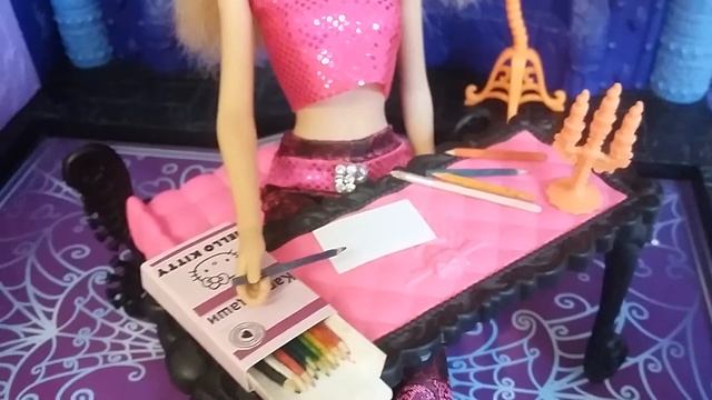 Барби ДЕЛАЕТ ПИСЬМА, убирает, готовит с Дракулаурой и Френки Штейн, Монстер Хай, катакомбы, бал смотреть онлайн