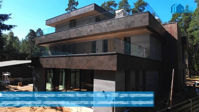 Фасад загородного дома из широкоформатного керамогранита laminam | Репино