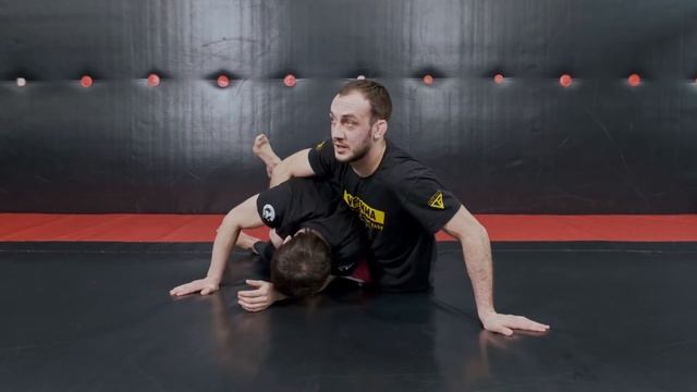 Забирание спины из закрытого гарда (Школа Грэпплинга VFT 4.4) смотреть онлайн