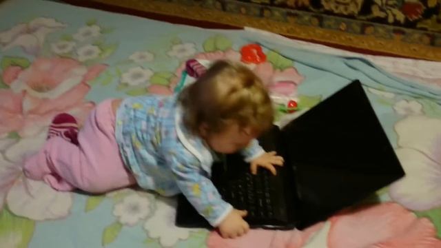 Девочка играет в ноутбук смотреть онлайн