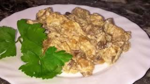 Жареные вешенки. Жареные грибы с луком и сметаной.