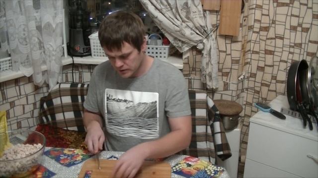Салат оливье с курицей и солеными огурцами