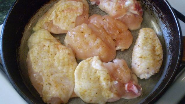 Жареное мясо кусочками на сковороде