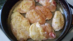 Жареное мясо кусочками на сковороде