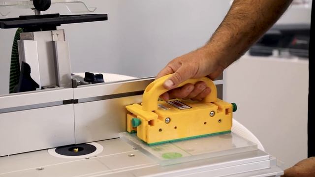 Cutting PLEXIGLAS® with a router. смотреть онлайн