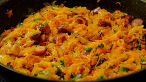 Сытный ужин за полчаса: тушеная капуста с копченой грудинкой и охотничьими колбасками