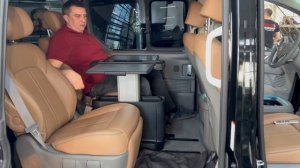 Hyundai Staria - ставим столик для задних пассажиров между сидений