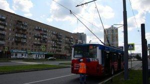 Москва. Проспект Вернадского. Троллейбус и слетевшие с проводов токоприёмники (2016.07.31)