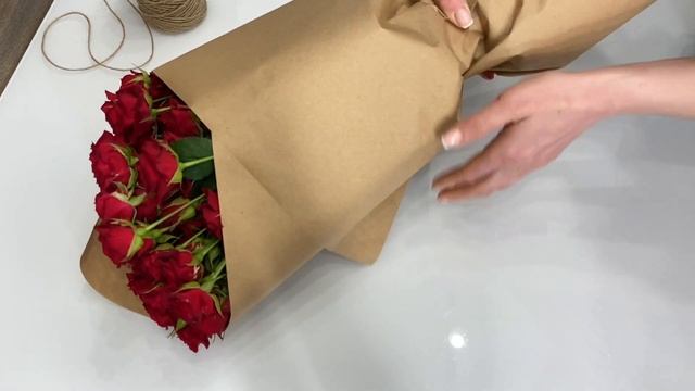 Как УПАКОВАТЬ БУКЕТ Одним Листом Бумаги! Самая простая упаковка букета! смотреть онлайн