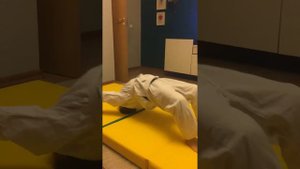 Отрабатываем борцовский мост со стойки на голове
