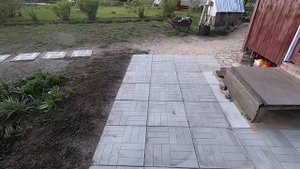 Укладка плитки перед дачным домиком.