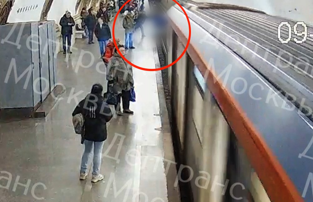 В московском метро мужчина толкнул подростка под поезд / События на ТВЦ