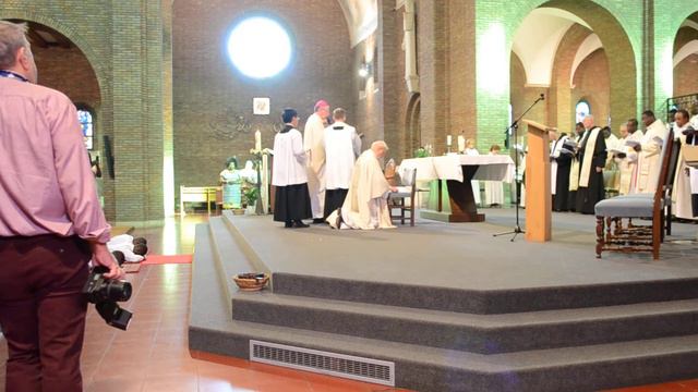 Diakenwijding Laurent Kliba, Jean-Paul Dibi & Brice Akagbo (Litanie van de Heiligen & handopleggin смотреть онлайн