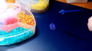 Как плести перо из резинок на рагатке