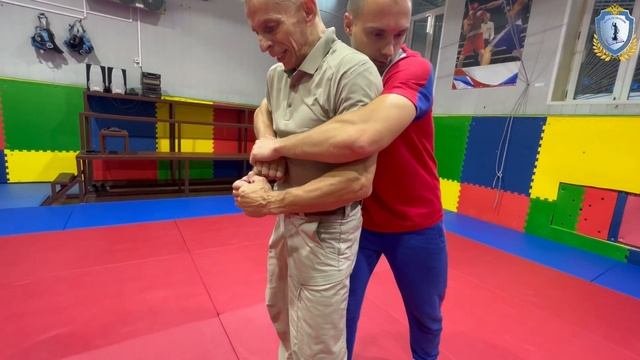 Освобождение от захвата туловища сзади с руками