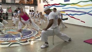 NOTA Luana Hervier haciendo Capoeira - Casa Club TV