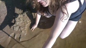 Отдых с Верой. Строю замок из песка. Босые ступни в песке. Лесное озеро.