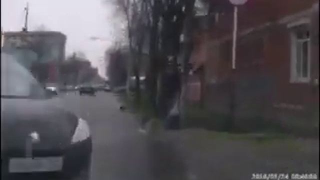 Пешеходный знак ударил пешехода смотреть онлайн