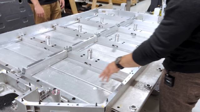 Hyundai Ioniq 5: Integrated cooling plate | Battery Pack Breakdown смотреть онлайн