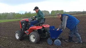 Митракс Т150. Сажаем картоху мотоблочной картофелесажалкой. Сезон весна 2022г. (17 мая)