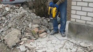Отбойный молоток DeWALT  в работе