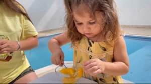 EU E MINHA IRMÃZINHA PASSAMOS 24 HORAS COMENDO COMIDAS AMARELAS!!