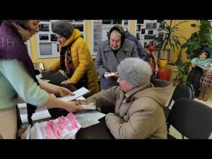 Пенсионеры ЗАО "Совхоз имени Ленина" получают поздравления с Днем защитника Отечества и 8 марта.