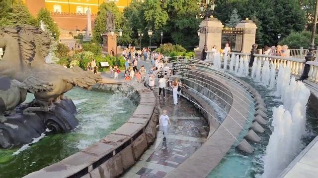 Фонтан "Гейзер" и скульптура "Времена года" расположенные в Александровском саду и люди-дети #Mosco
