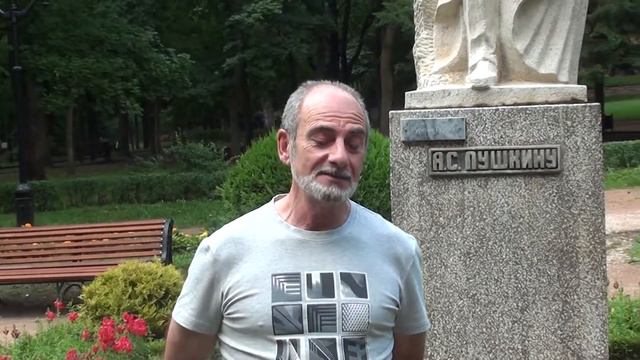 Рафаэль Асриянц читает В.Маяковского смотреть онлайн