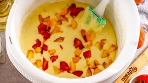 Пирог с клубникой и персиками