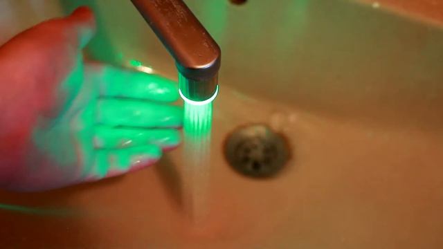 Обзор светящейся насадки на кран с Алиэкспресс смотреть онлайн