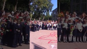 На школьной линейке в г.Ульяновске.1 сентября 2017года.