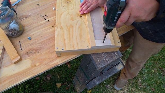 Приспособление для резки лобзиком под углом 90 и 45 градусов. DIY.