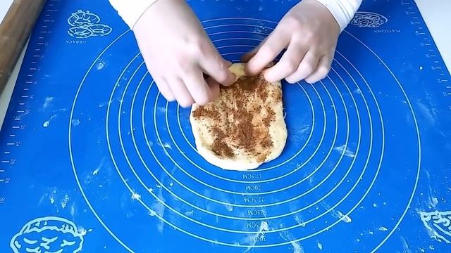 Сдобные булочки. 4 формы булочек. Булочки на сметане. Красивые булочки.