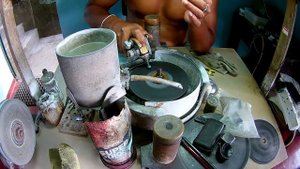 Огранка драгоценных камней. Шри-Ланка. Gemcutting. Cut and polish gemstones.