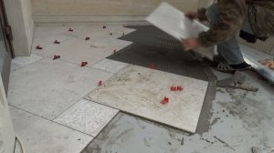 Укладка керамогранита на пол, на открытом балконе.