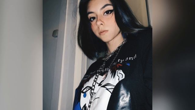 дора - Закрывает дверь квартиры смотреть онлайн